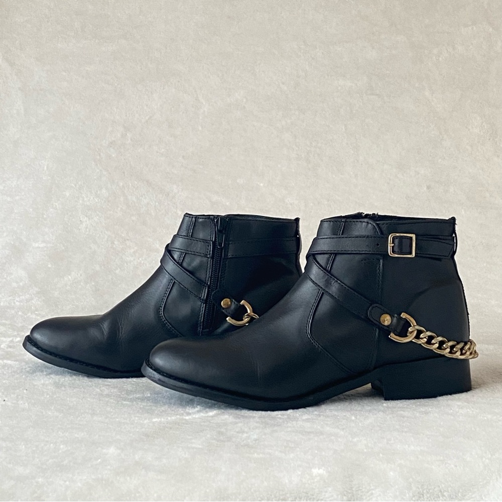 Steve Madden Ringo Ankle Booties Black with Gold Chain Detail Size 8.5M